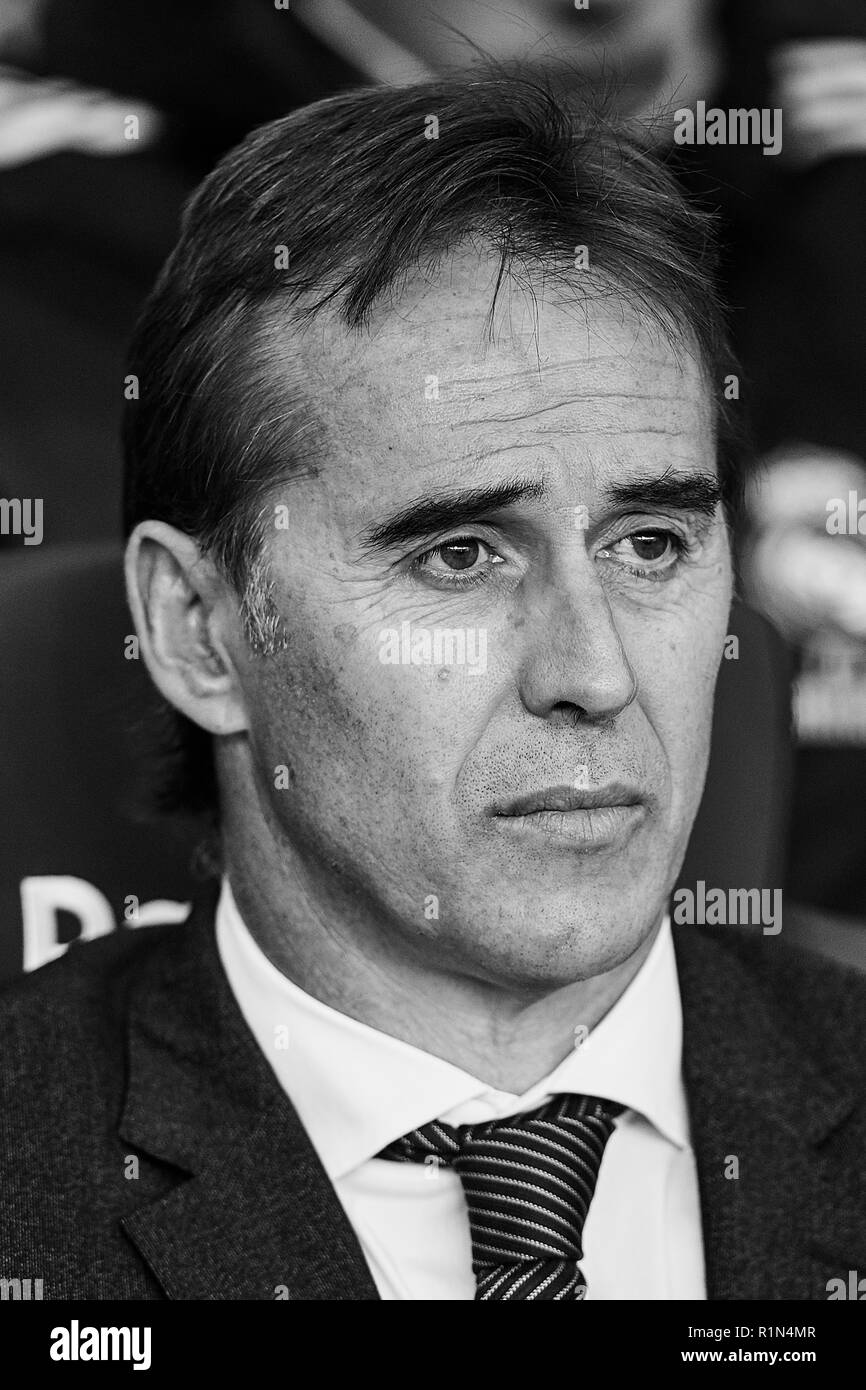 Barcelone, Espagne - 28 OCTOBRE : (NOTE DU RÉDACTEUR : l'image a été convertie en noir et blanc) Julen Lopetegui entraîneur-chef du Real Madrid CF cherche sur avant le match de la Liga entre le FC Barcelone et le Real Madrid au Camp Nou le 28 octobre 2018 à Barcelone, Espagne. David Aliaga/MO Media Banque D'Images