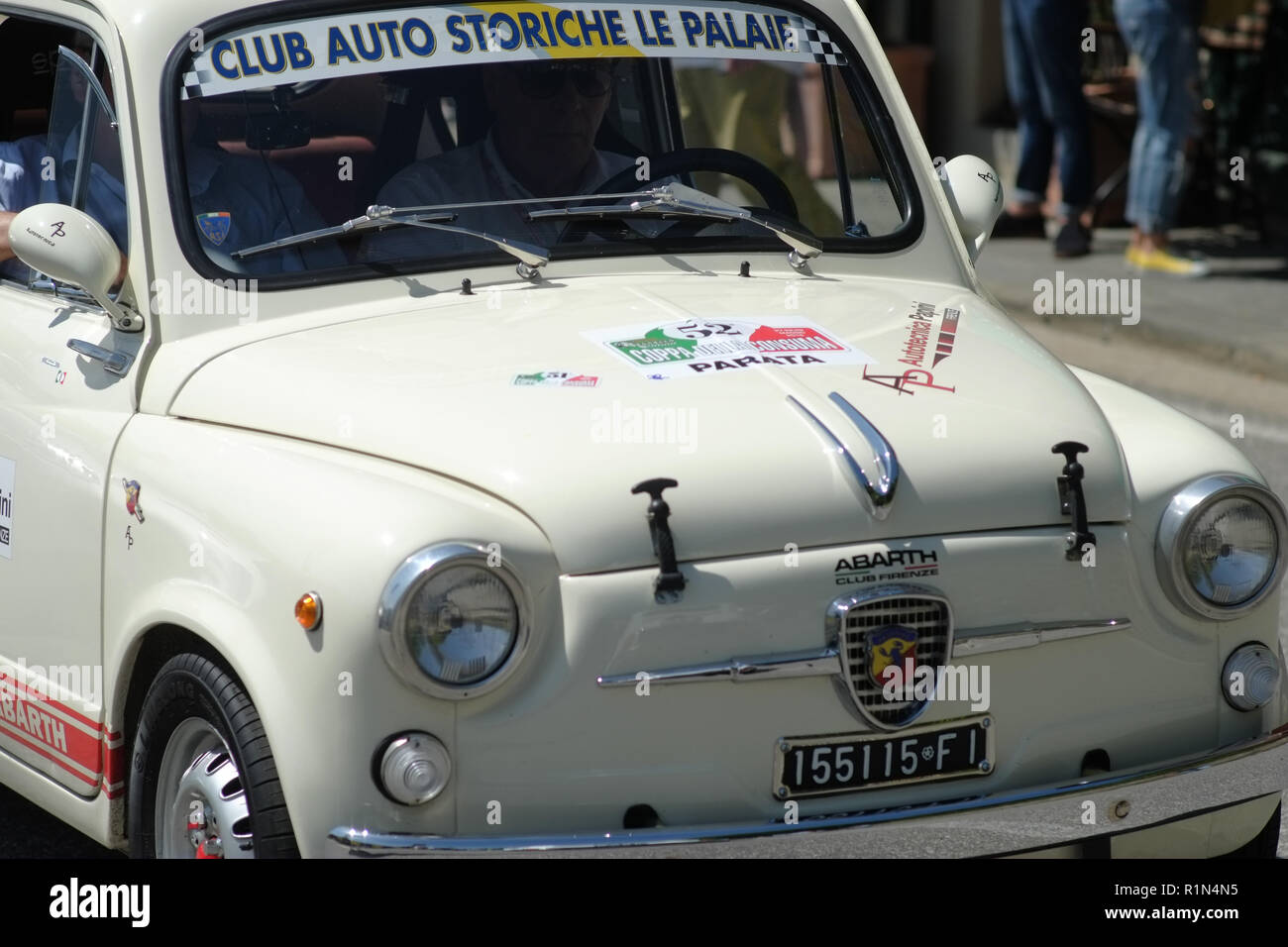 Modèle extérieur blanc prêt pour une compétition de course locale. Fiat 500 voiture vintage du siècle dernier. 1950 1960 1970 1980 1990 Europe Italie Toscane Banque D'Images