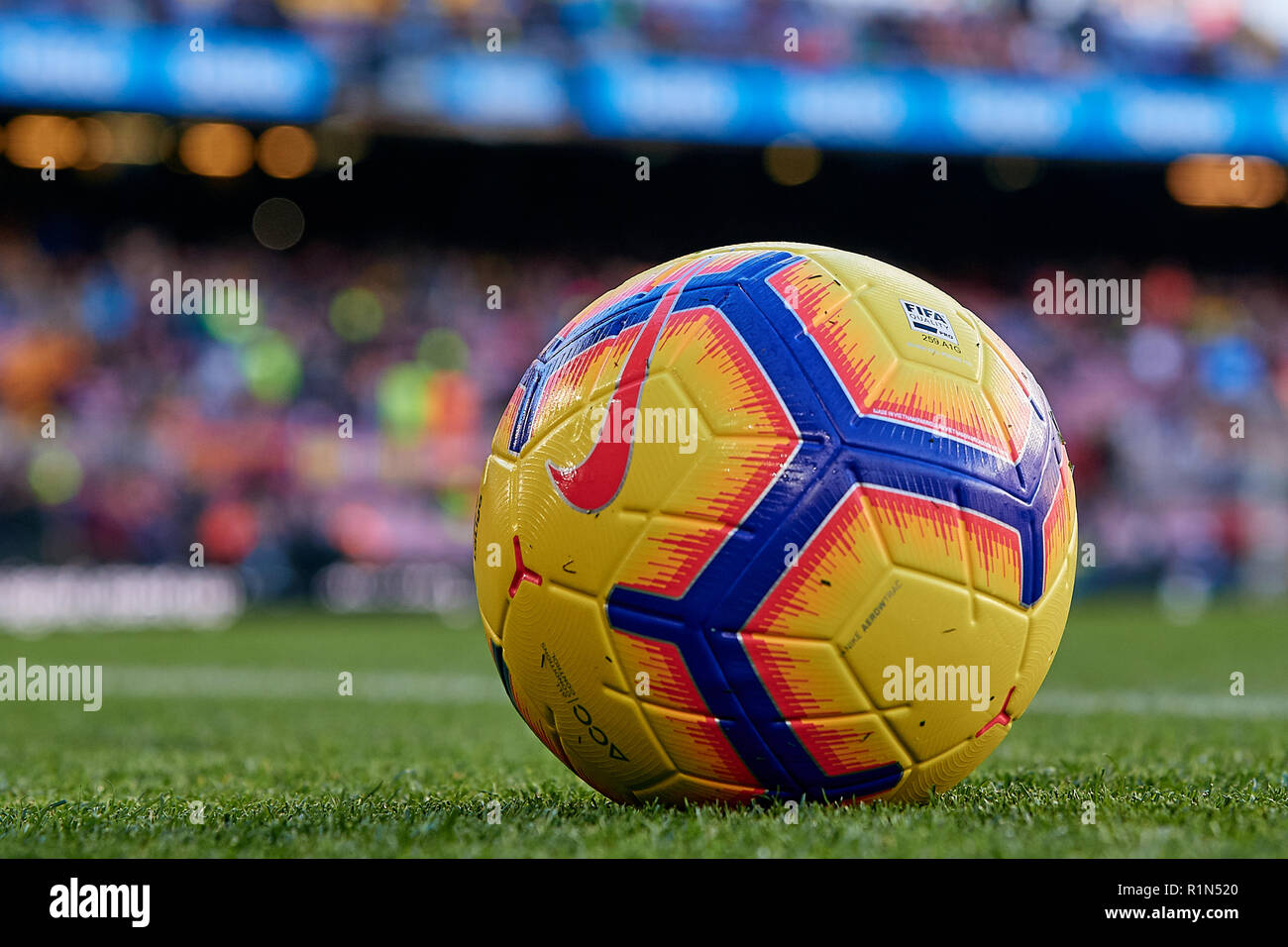 Barcelone, Espagne - 28 OCTOBRE : ballon de match officiel avant le match  de la Liga entre le FC Barcelone et le Real Madrid au Camp Nou le 28  octobre 2018 à