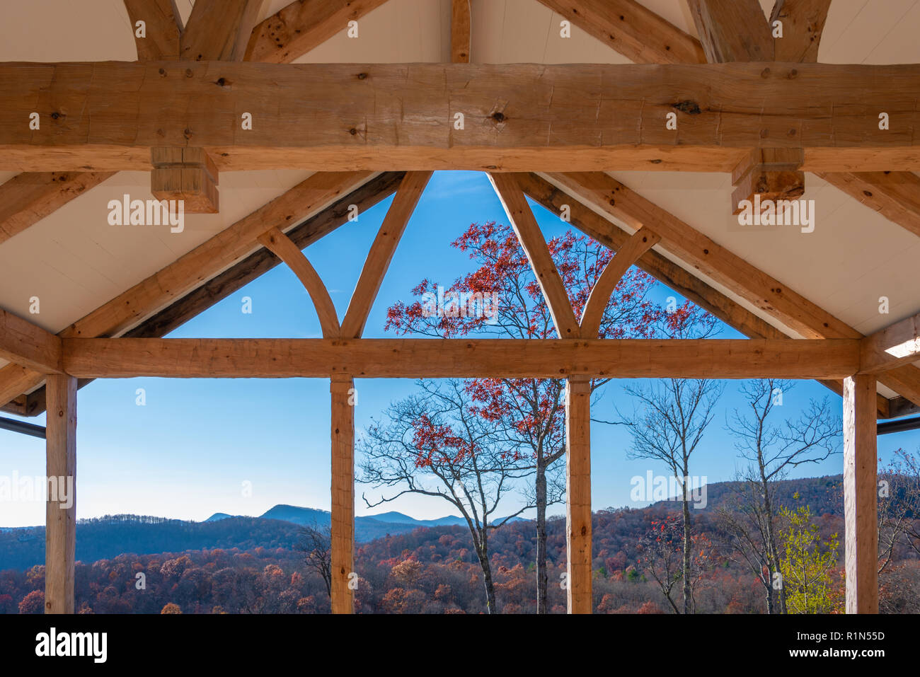 Terrasse couverte vue du sommet des montagnes de la Caroline du Nord Ouest de la maison. (USA) Banque D'Images