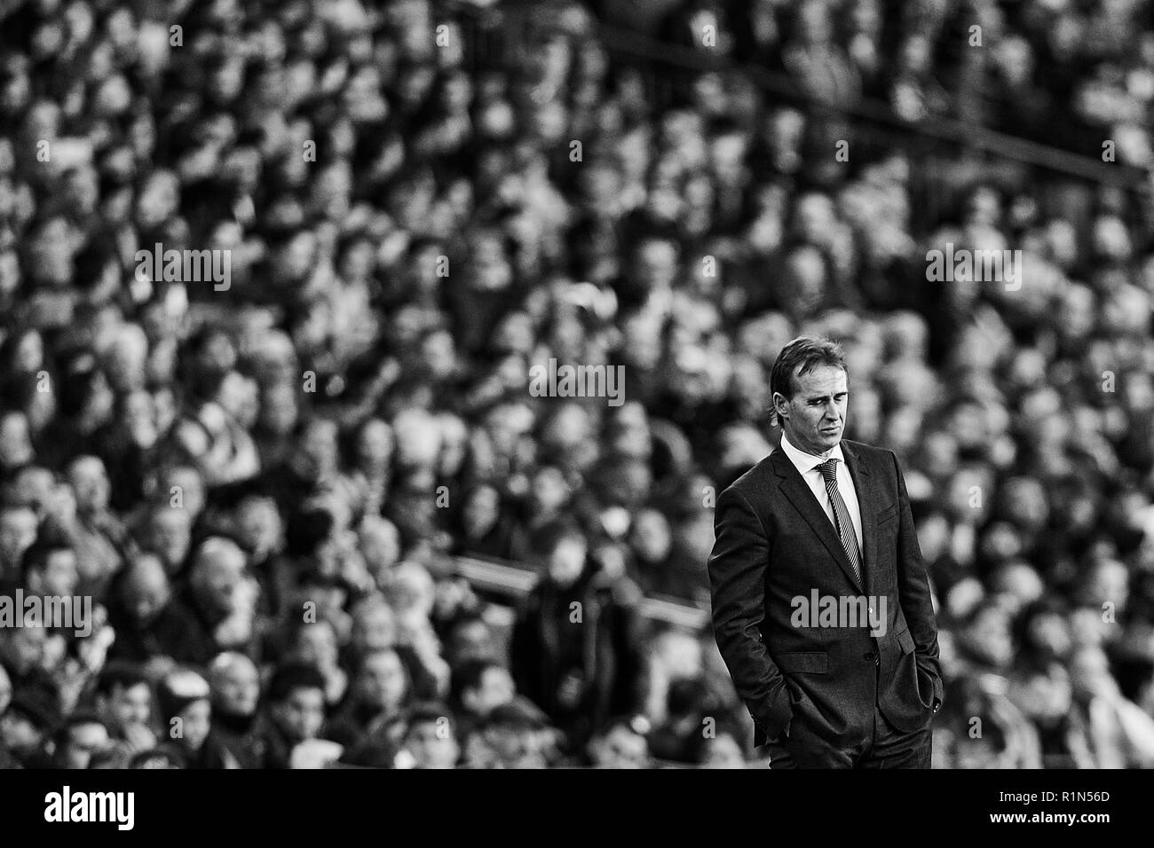 Barcelone, Espagne - 28 OCTOBRE : (NOTE DU RÉDACTEUR : l'image a été convertie en noir et blanc) Julen Lopetegui entraîneur-chef du Real Madrid CF cherche sur pendant le match de la Liga entre le FC Barcelone et le Real Madrid au Camp Nou le 28 octobre 2018 à Barcelone, Espagne. David Aliaga/MO Media Banque D'Images