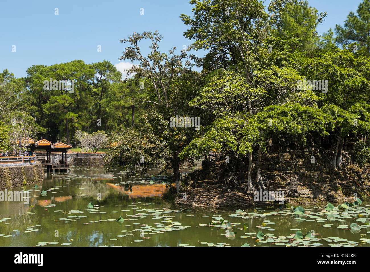 Luu Khiem fleur de lotus lake avec Tinh Kheim une petite île où Tu Duc à la chasse au petit gibier d'eau est l'arosse Pavillon Xung Khiem du Vietnam du Nord Hue Banque D'Images