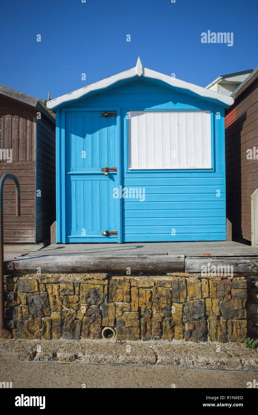 Blue Beach Hut colorés contre un ciel bleu à Frinton and-on-Sea, Essex Banque D'Images