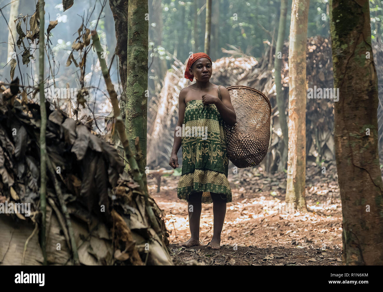 Une femme de la tribu des Baka. Le Cameroun. Banque D'Images