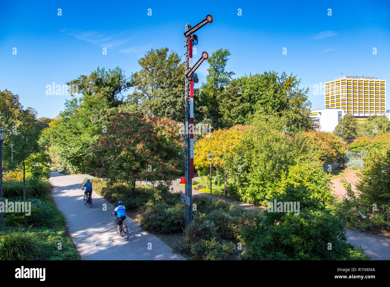 Grugatrasse, ancienne ligne de chemin de fer, maintenant un vélo et passage piéton de Essen-RŸttenscheid Essen-Steele via, à MŸlheim an der Ruhr, à environ 12 kilomètres de long, c Banque D'Images