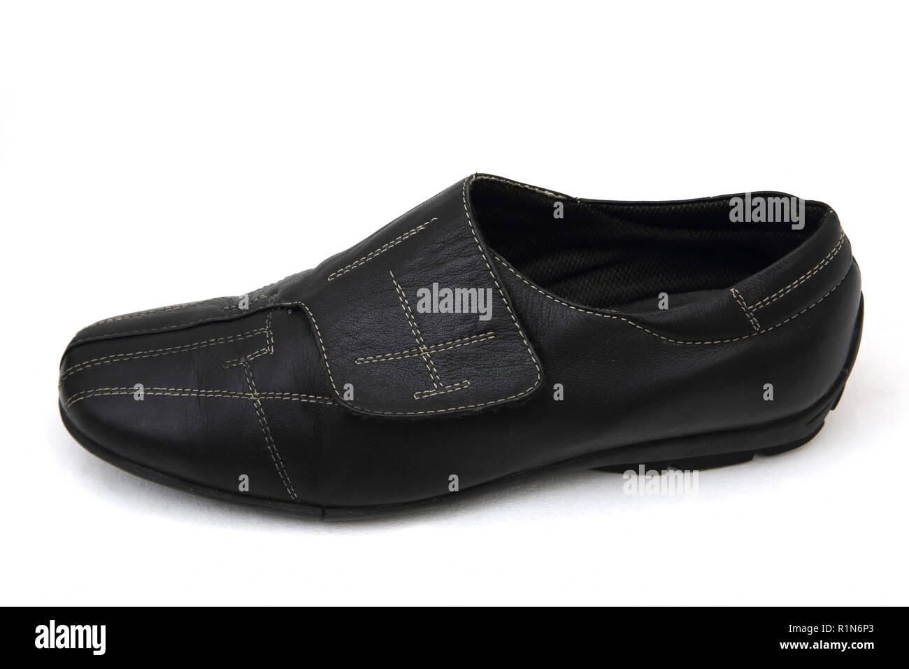 Chaussure en cuir plat avec fermeture Velcro Banque D'Images