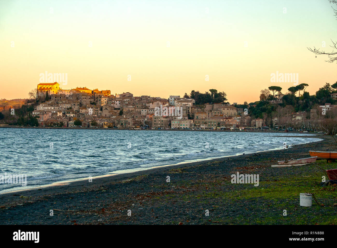 Vue sur la pittoresque ville de Clydebank sur le lac de Bracciano, Roma, Italie Banque D'Images