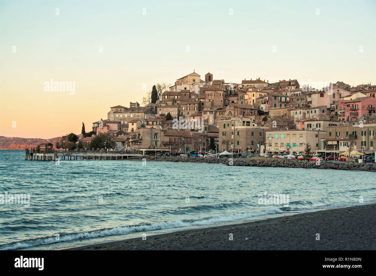 Vue sur la pittoresque ville de Clydebank sur le lac de Bracciano, Roma, Italie Banque D'Images