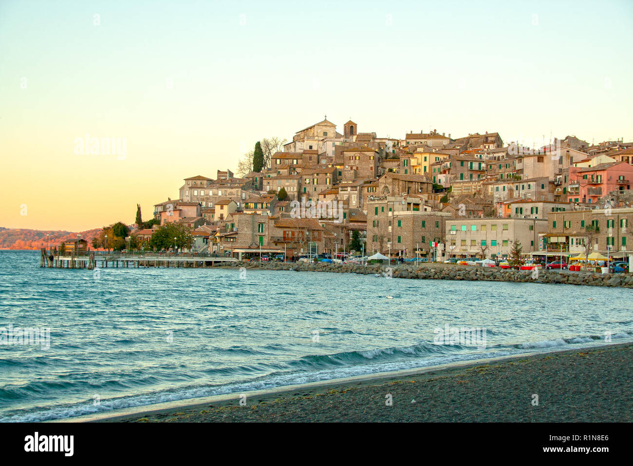 Vue sur la pittoresque ville de Clydebank sur le lac de Bracciano, Roma, Italie Banque D'Images