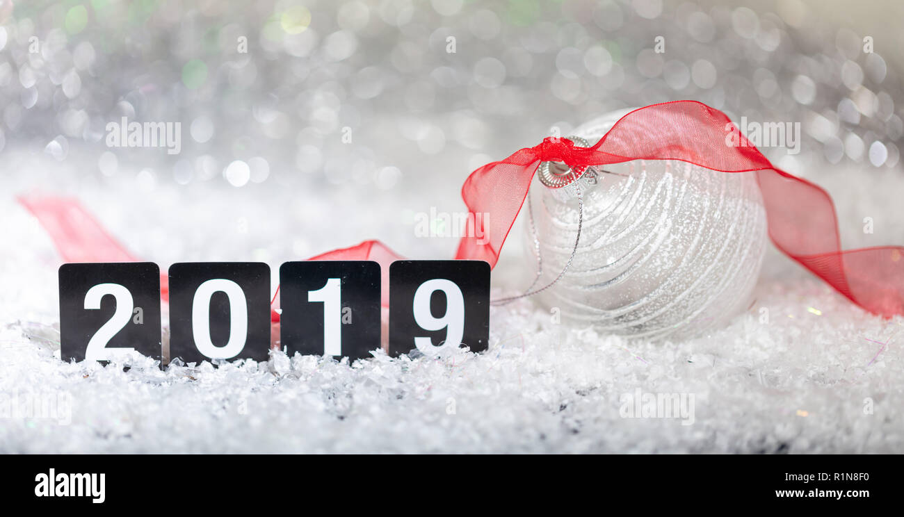 Bal de noël et nouvel an 2019, sur la neige, lumières fond flou abstrait, copy space Banque D'Images