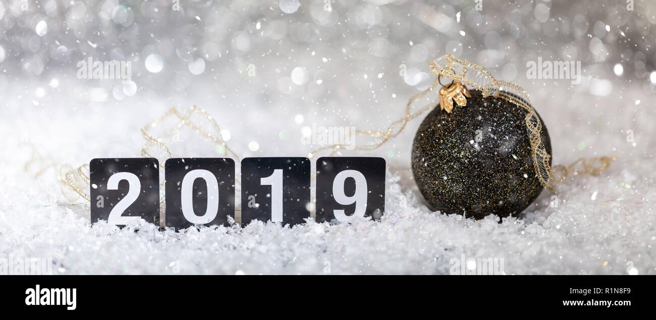 Bal de noël et nouvel an 2019, sur la neige, lumières fond flou abstrait, copy space Banque D'Images