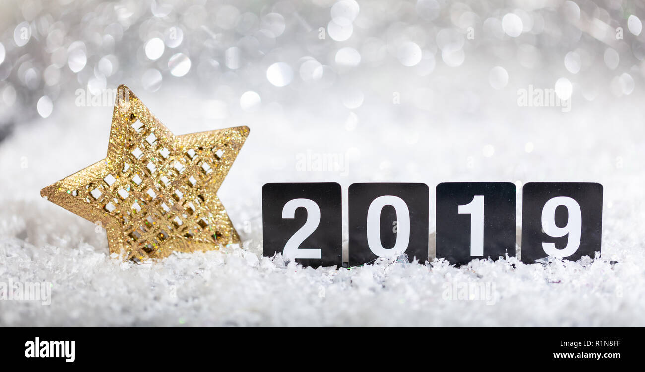 L'étoile de Noël et Nouvel an 2019, sur la neige, lumières fond flou abstrait, copy space Banque D'Images