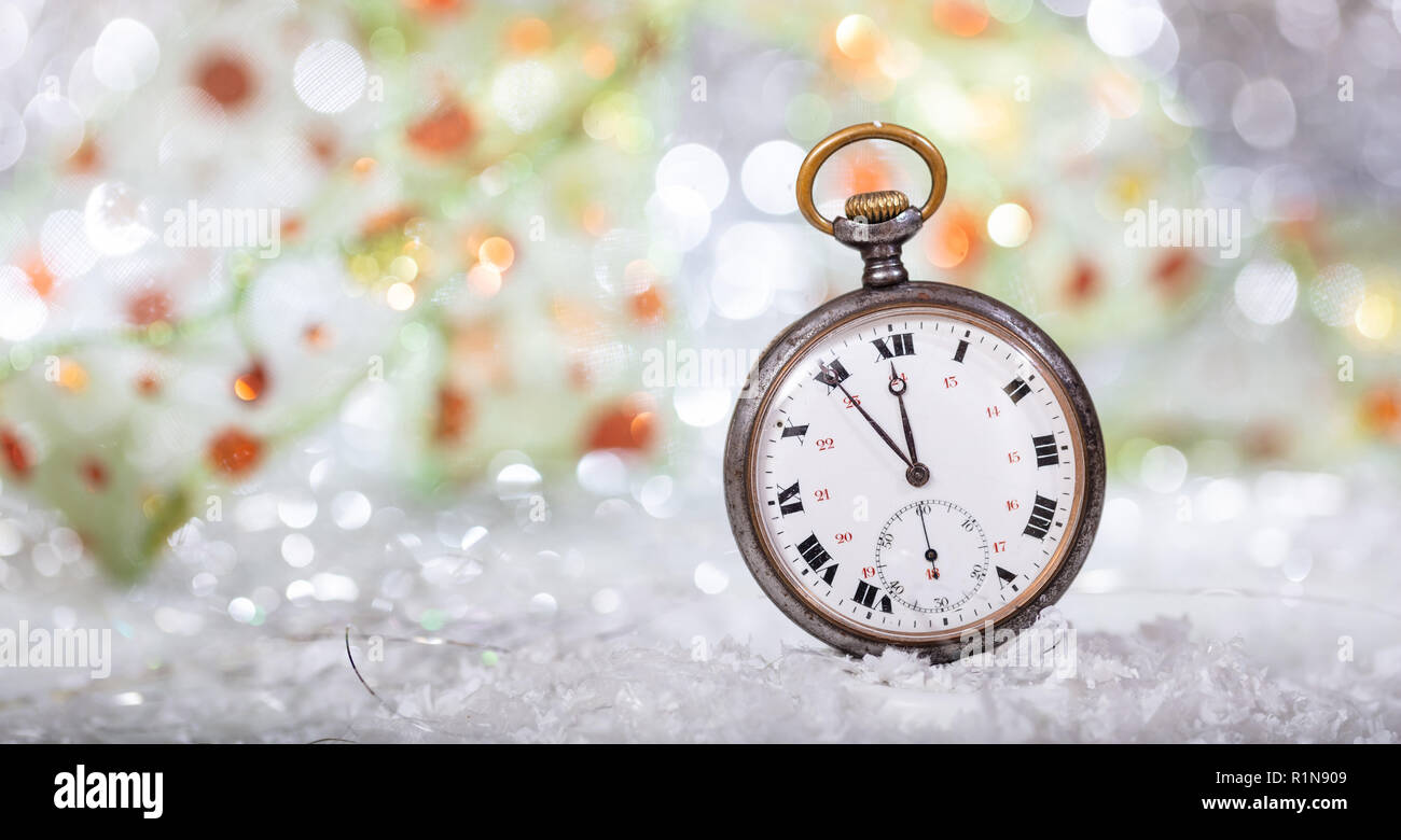 Compte à rebours du Nouvel An. Minutes à minuit sur une vieille montre de poche, l'arrière-plan flou, copy space Banque D'Images