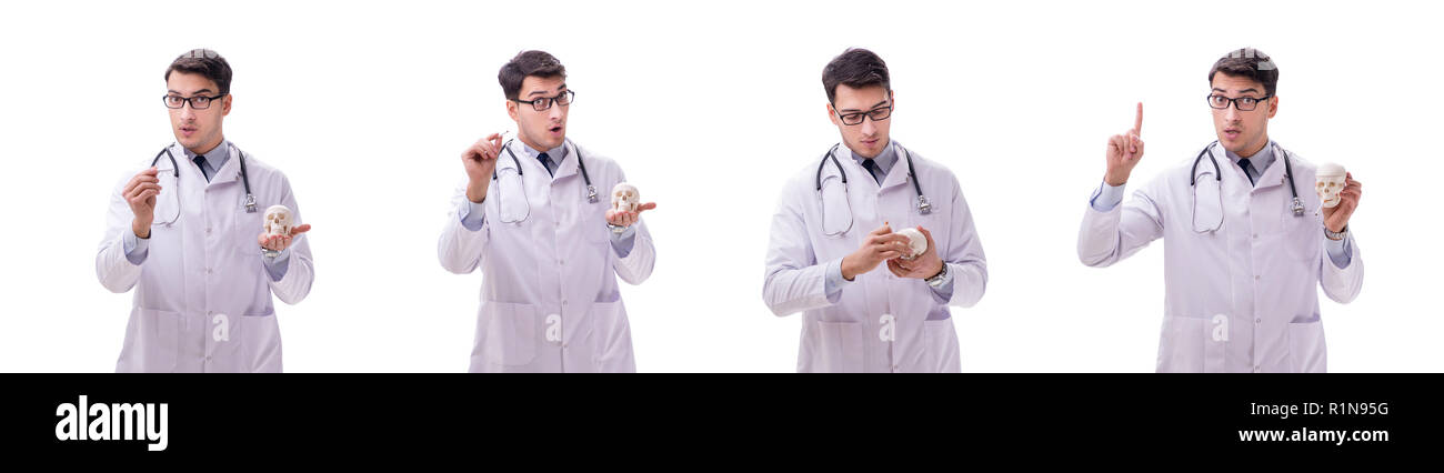 Jeune homme médecin avec squelette isolated on white Banque D'Images