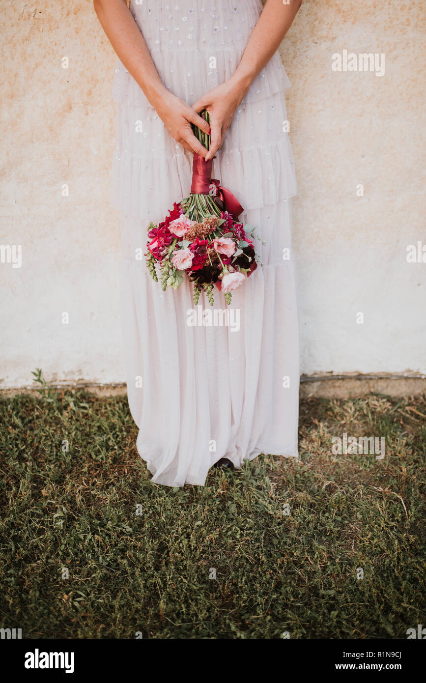 Bride holding sa belle mariage bouquet Banque D'Images