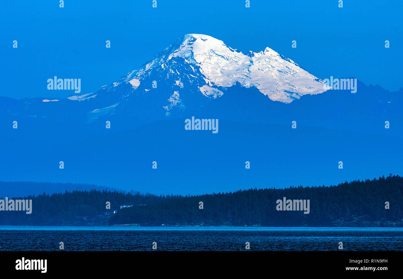 Septembre 2018 : Beaucoup de Mt. Baker, vu du haut-fond Bight, Lopez Island, Washington, USA.feuillage d'automne, des couleurs vives et éclatantes, des montagnes Rocheuses, Banque D'Images