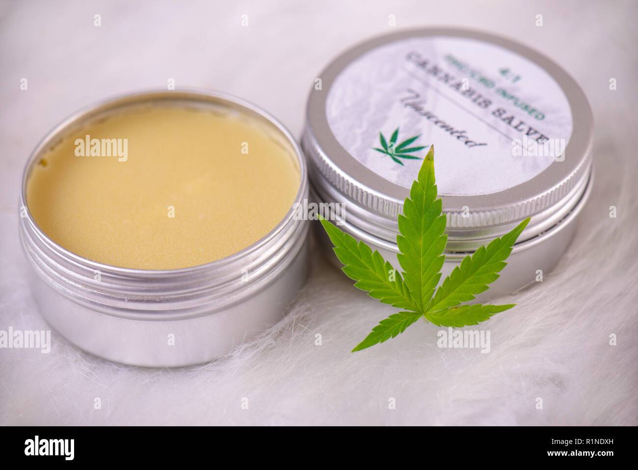 Chanvre Cannabis crème avec feuille de marijuana sur fond blanc - concept topicals cannabis Banque D'Images