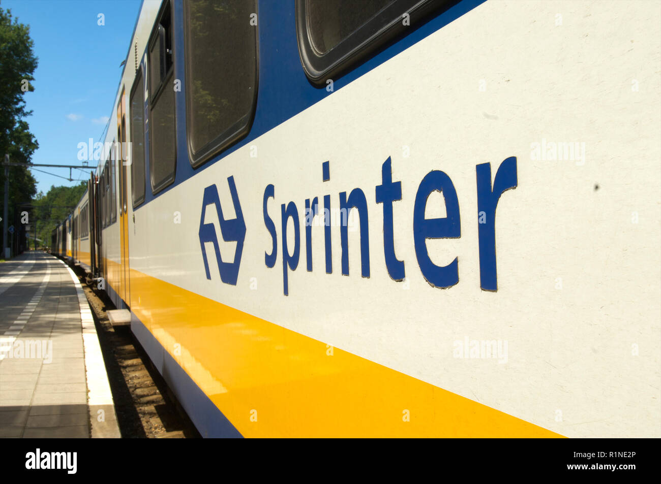 Attente du train dans une gare ferroviaire, les Pays-Bas Banque D'Images