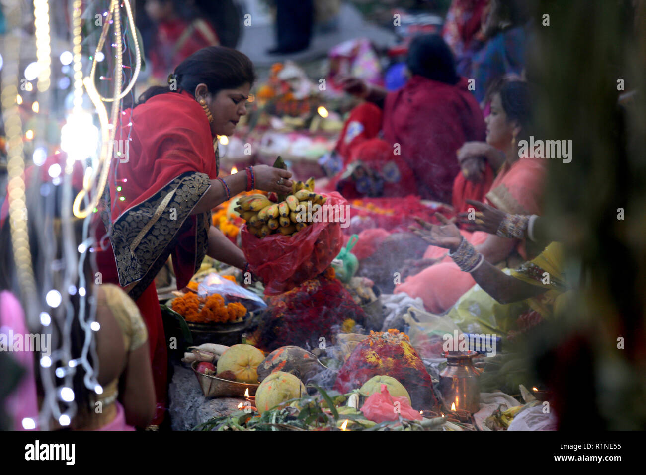 Une Népalaise dévot vu holding sweet bananes au cours de l'Chhath Puja festival. Le Chhath Festival, également connu sous le nom de Surya Pooja, ou le culte du soleil, est observée dans les régions de l'Inde et le Népal comme dévots rendent hommage au soleil et l'eau des dieux. Banque D'Images