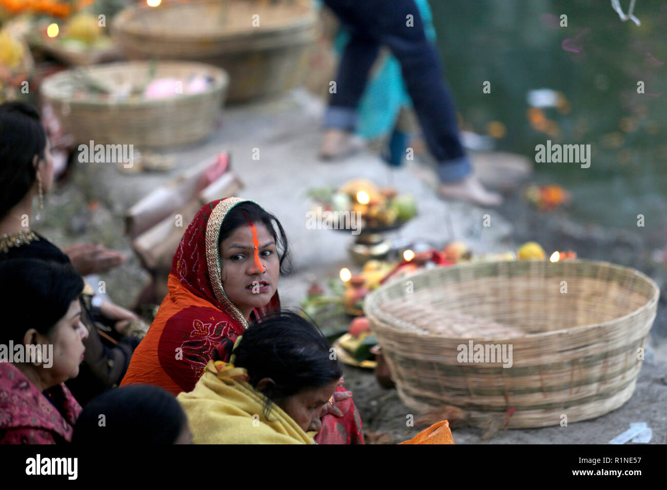 Une Népalaise dévot vu à la recherche sur pendant le Chhath Puja festival. Le Chhath Festival, également connu sous le nom de Surya Pooja, ou le culte du soleil, est observée dans les régions de l'Inde et le Népal comme dévots rendent hommage au soleil et l'eau des dieux. Banque D'Images