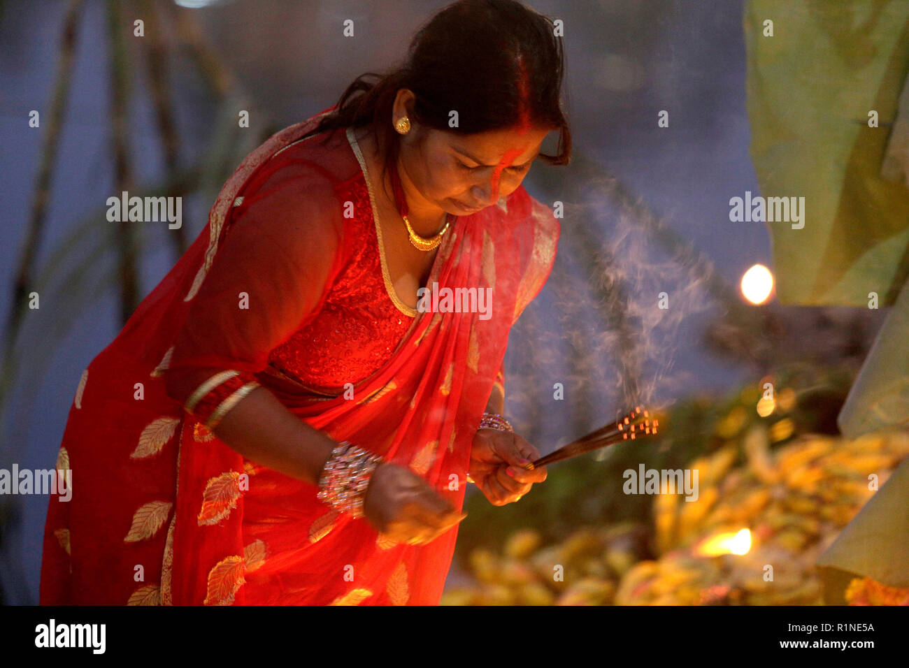 Une Népalaise dévot vu au cours de l'allumant des bougies Chhath Puja festival. Le Chhath Festival, également connu sous le nom de Surya Pooja, ou le culte du soleil, est observée dans les régions de l'Inde et le Népal comme dévots rendent hommage au soleil et l'eau des dieux. Banque D'Images