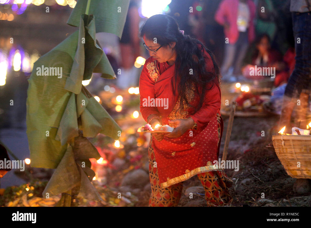 Une Népalaise dévot vu au cours de l'allumant des bougies Chhath Puja festival. Le Chhath Festival, également connu sous le nom de Surya Pooja, ou le culte du soleil, est observée dans les régions de l'Inde et le Népal comme dévots rendent hommage au soleil et l'eau des dieux. Banque D'Images