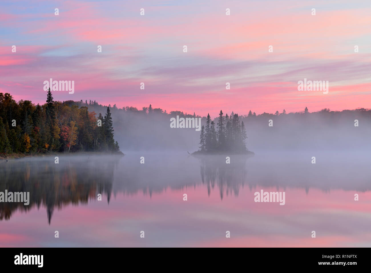 Lac Kenny à l'aube, le parc provincial du lac Supérieur, en Ontario, Canada Banque D'Images