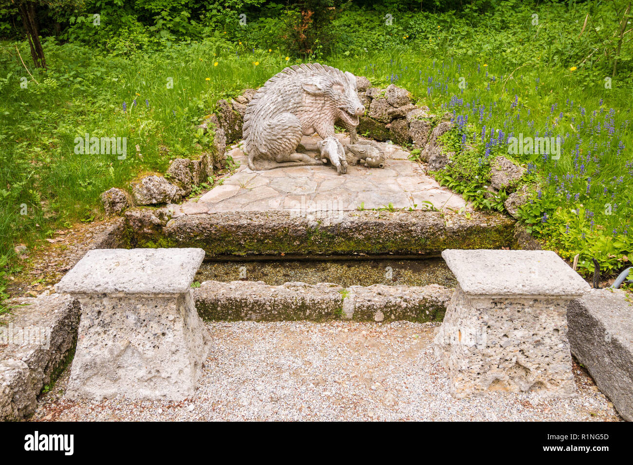 Salzbourg, Autriche - 30 avril, 2018 : Sculpture d'un sanglier avec porcelets tour dans l'eau parc de château de Hellbrunn. Banque D'Images