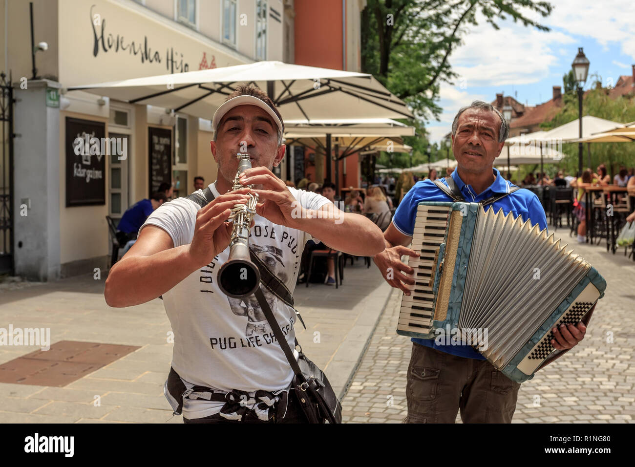 LJUBLJANA, SLOVÉNIE - 28 juin 2015 : des musiciens de rue dans le centre de Ljubljana Banque D'Images