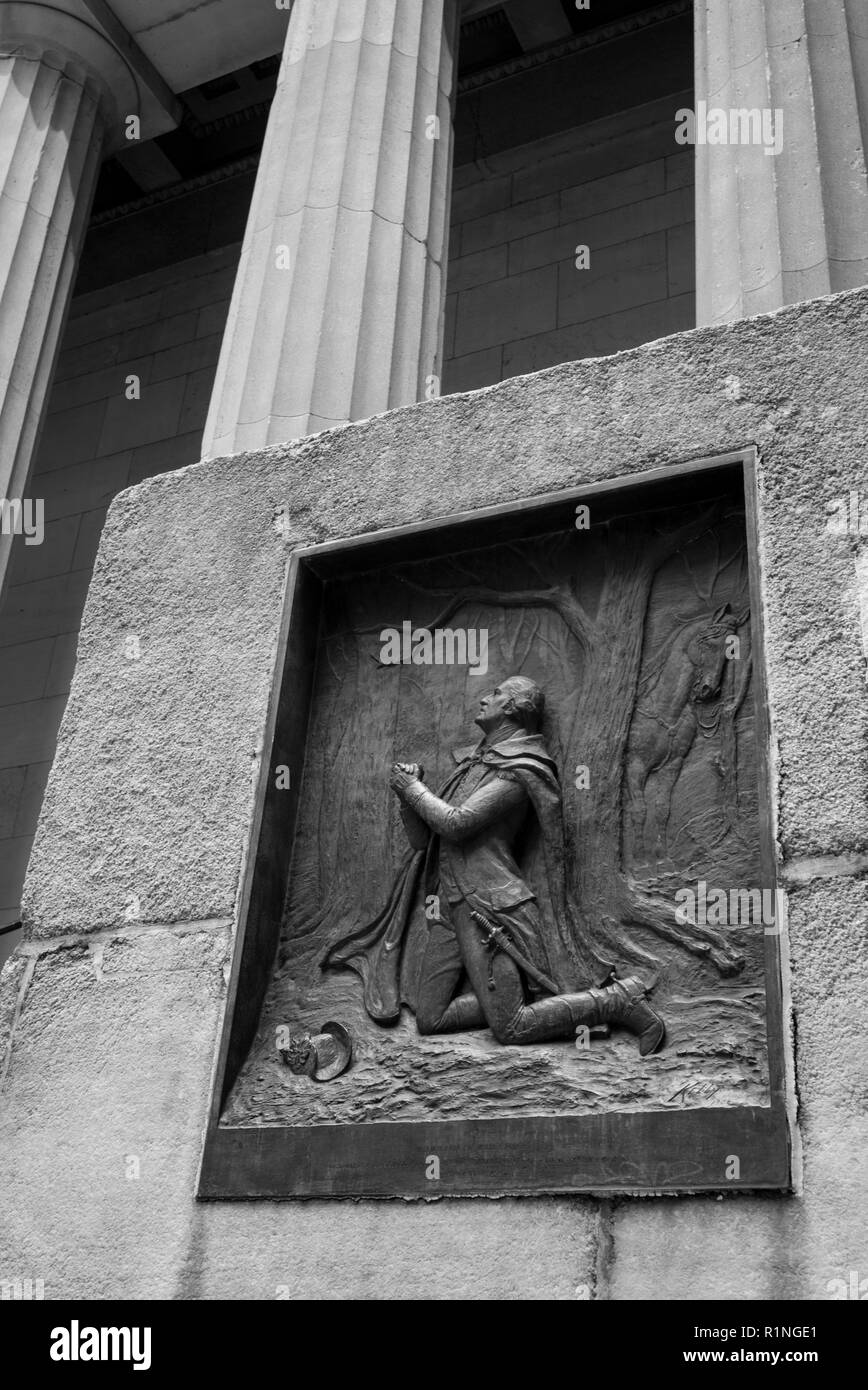 Bas-relief de George Washington à genoux dans la prière, Federal Hall, Wall Street, Manhattan, New York City, New York State, USA Banque D'Images