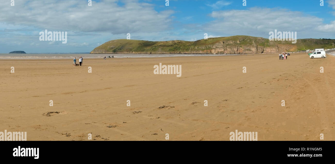 Brean, Somerset, Royaume-Uni - 11th septembre 2016 : le soleil de la fin de l'été attire les visiteurs sur la plage de Brean Sands, sur le canal de Bristol, Somerset, Royaume-Uni. Brean Beach fait partie d'une plage de six kilomètres de long avec du sable ferme, dont certains sont ouverts aux voitures. Banque D'Images