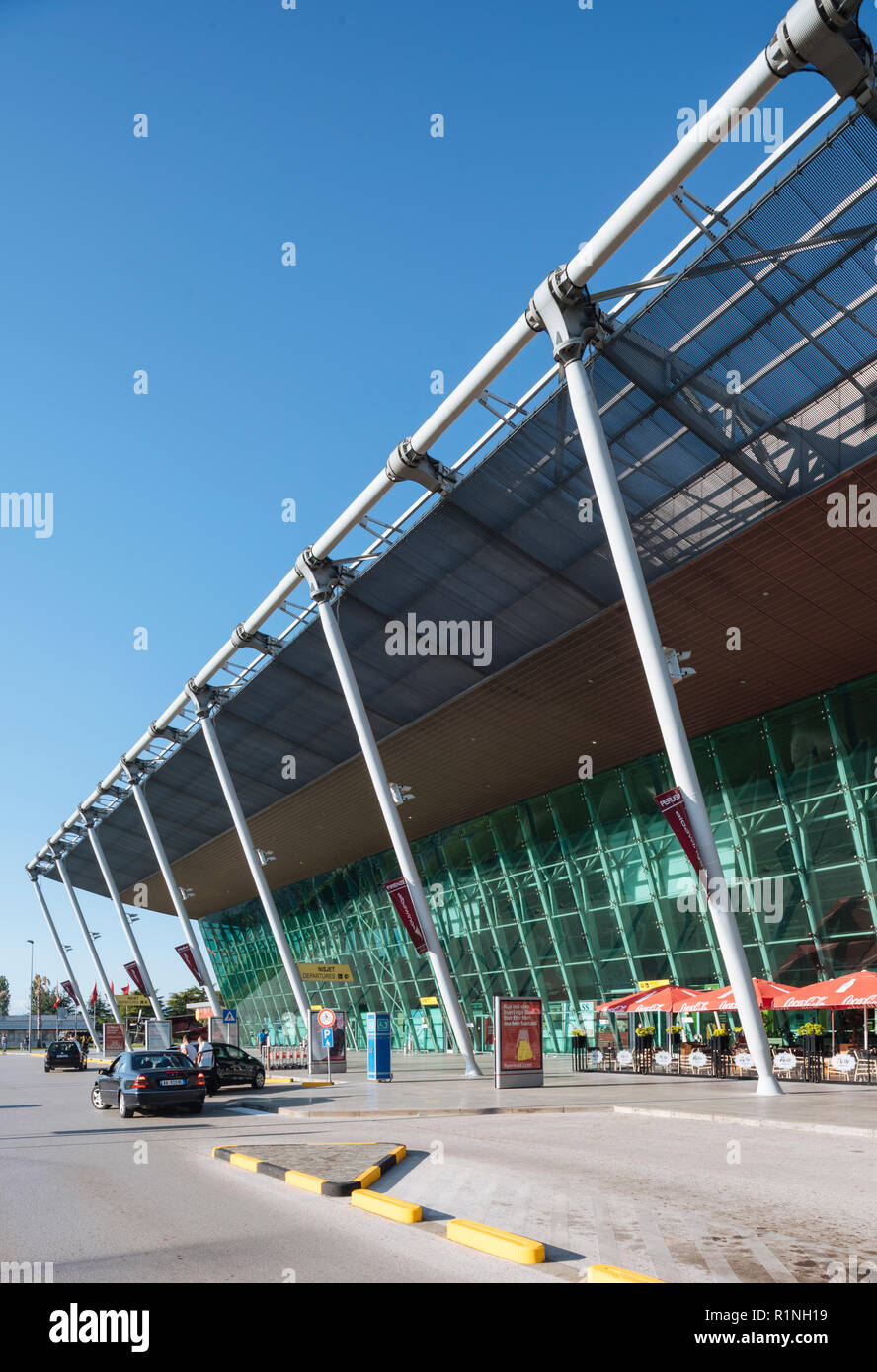 L'extérieur de l'aéroport de Tirana, Tirana, Albanie Banque D'Images