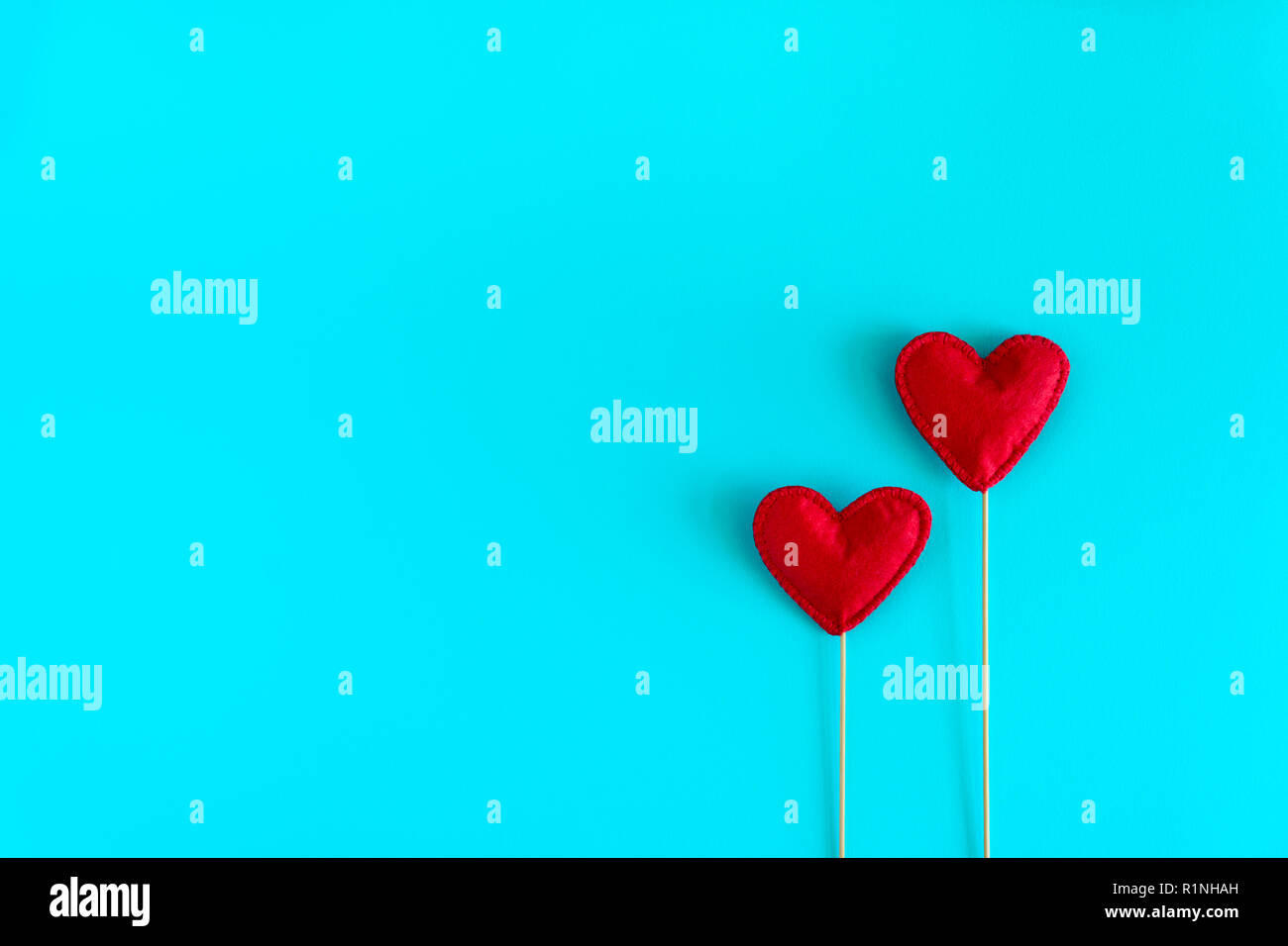 Senti l'amour coeur sur booth props sur papier bleu arrière-plan. Valentine's day celebration concept. Vue d'en haut. Mise à plat. Copy space Banque D'Images