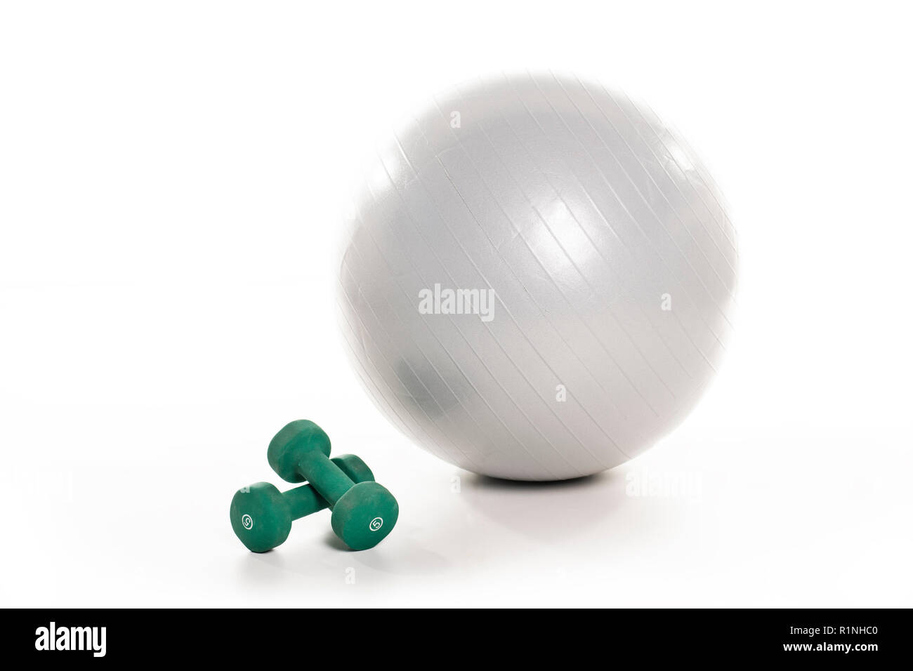 Une balle de remise en forme et de dumbell sur le livre blanc marbre studio Banque D'Images