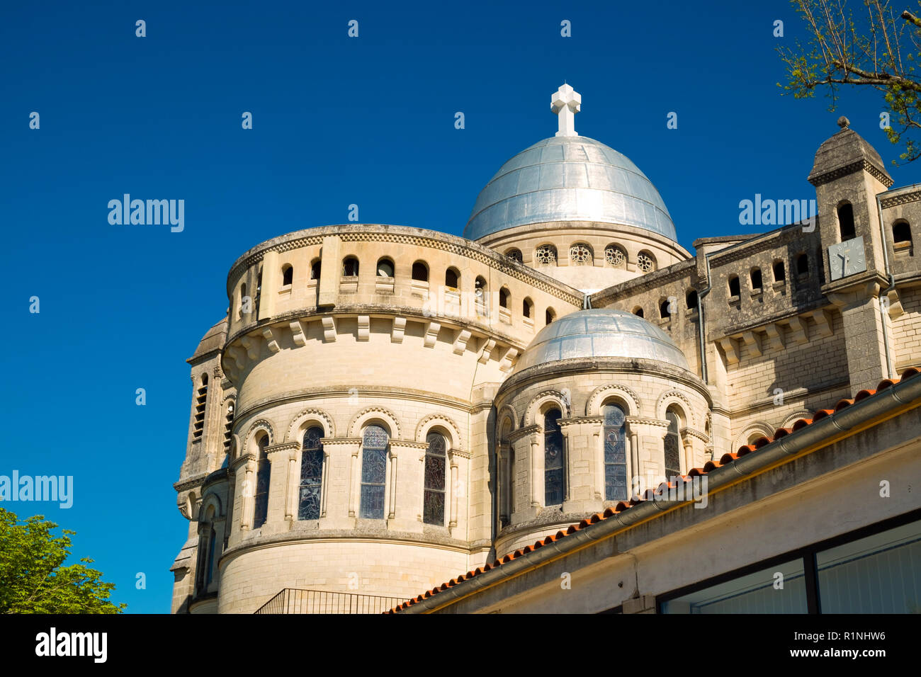 La colline de l'église Notre-Dame de Peyragude à Penne d'Agenais, Lot-et-Garonne, France. Cet idyllique village perché a une vue étendue sur la rivière Lot et la campagne environnante. Banque D'Images