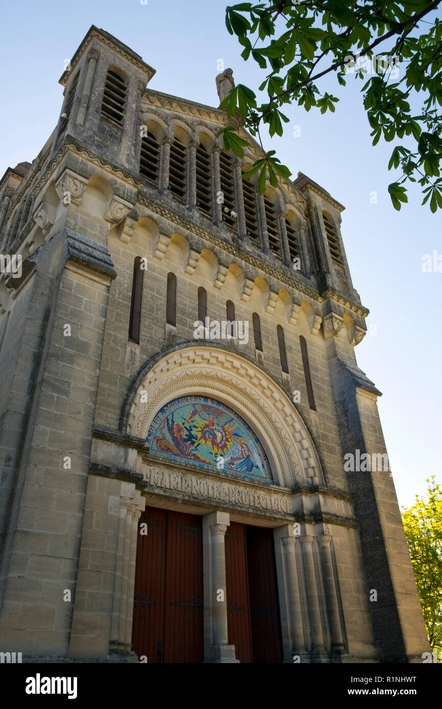 La colline de l'église Notre-Dame de Peyragude à Penne d'Agenais, Lot-et-Garonne, France. Cet idyllique village perché a une vue étendue sur la rivière Lot et la campagne environnante. Banque D'Images