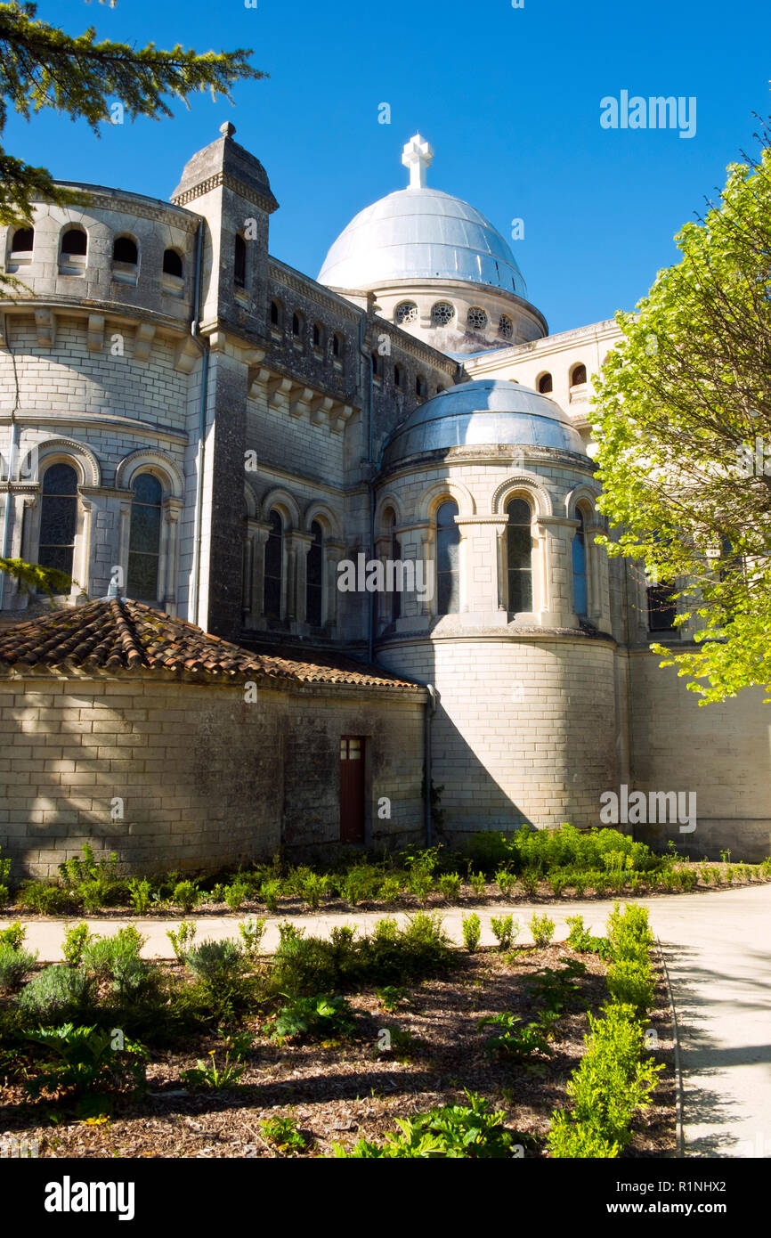 La colline de l'église Notre-Dame de Peyragude à Penne d'Agenais, Lot-et-Garonne, France. Cet idyllique village perché a une vue étendue sur la rivière Lot et la campagne environnante. Banque D'Images