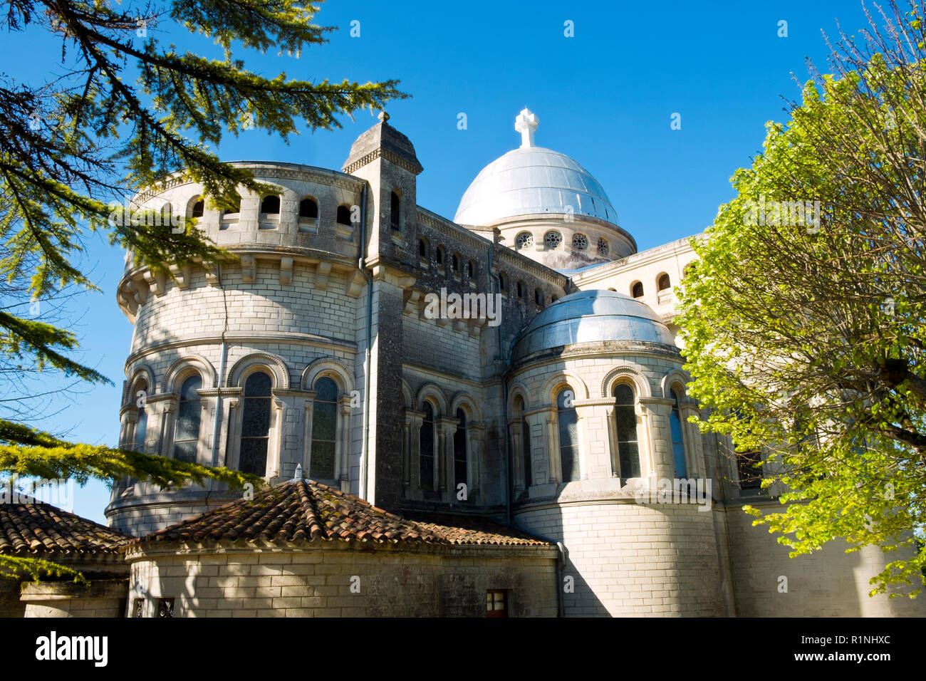 La colline de l'église Notre-Dame de Peyragude à Penne d'Agenais, Lot-et-Garonne, France. Cet idyllique village perché a une vue étendue sur la rivière Lot et la campagne environnante. Banque D'Images