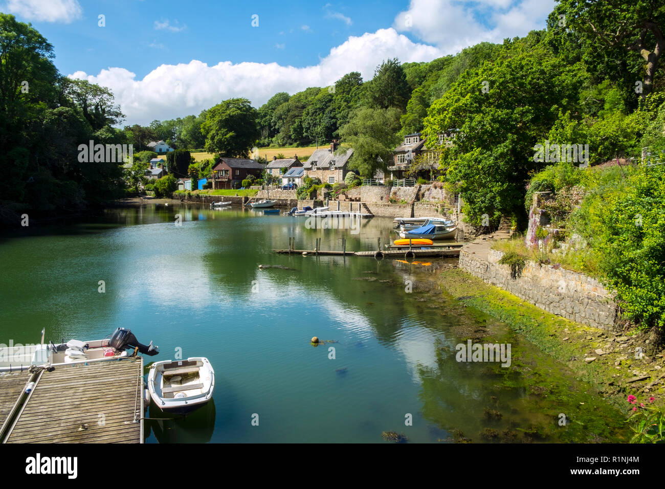 Navas de port, Cornwall, UK - 4 juin 2017 : Belle après-midi d'été, soleil sur petit bateau moorings au Port à l'ancienne dans l'estuaire de Navas Helford, Cornwall, UK Banque D'Images