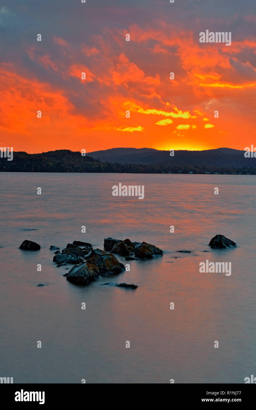 Coucher de soleil sur la baie de Haviland, lac Supérieur, Haviland Shores, Ontario, Canada Banque D'Images