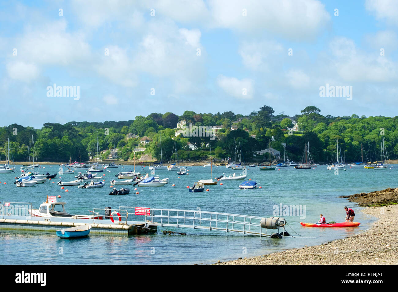 Passage Helford, UK - 8 juin 2017 : deux personnes se préparent à partir pour un voyage de kayak Helford Passage rurales, Cornwall, UK. La rivière Helford est une ria (vallée de la rivière inondée) bien connue comme destination touristique dans la région de Cornwall (Région de beauté naturelle exceptionnelle) Banque D'Images