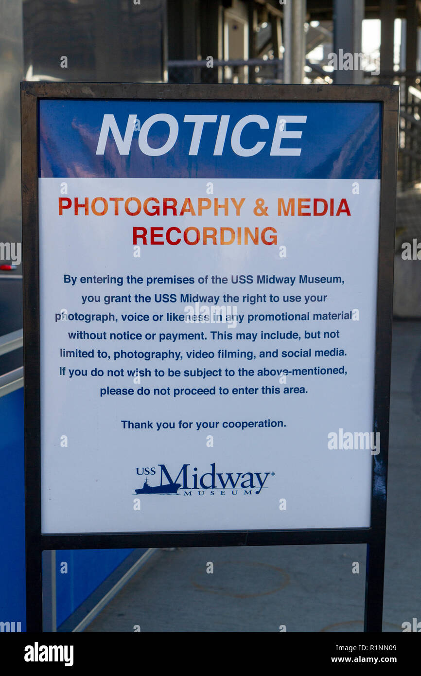 Avis informant les visiteurs du musée (USS Midway) que leur image peut être utilisée par le musée dans le matériel promotionnel, San Diego, California, United States. Banque D'Images