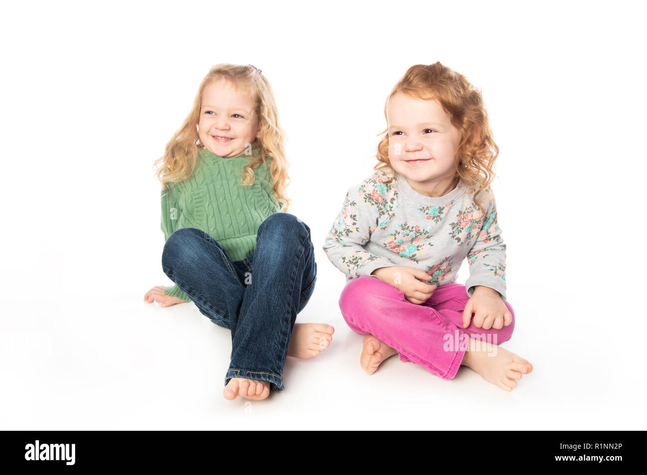 Sœur mignonne petite fille rousse en studio avec fond blanc Banque D'Images