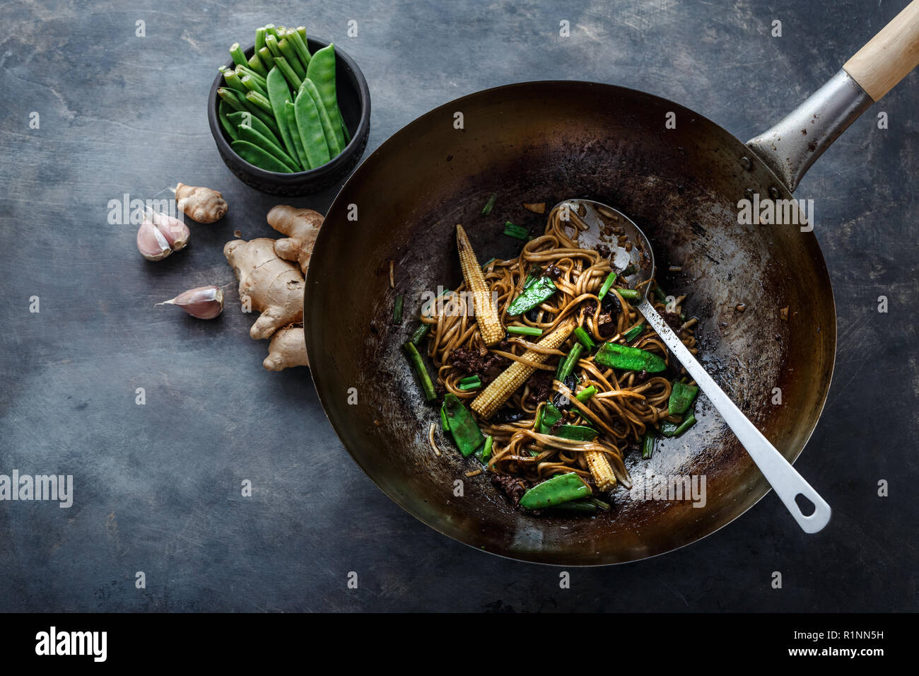 Le bœuf, les légumes et les nouilles sautés dans un wok, copy space Banque D'Images