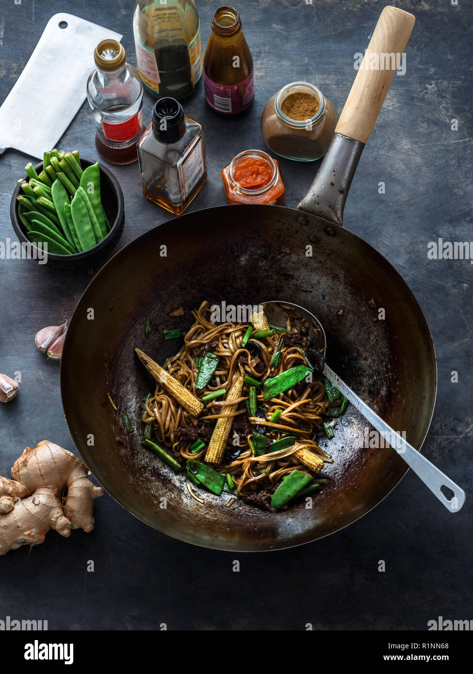 Sauté de bœuf et nouilles à la sauce d'huître au wok, processus de préparation Banque D'Images