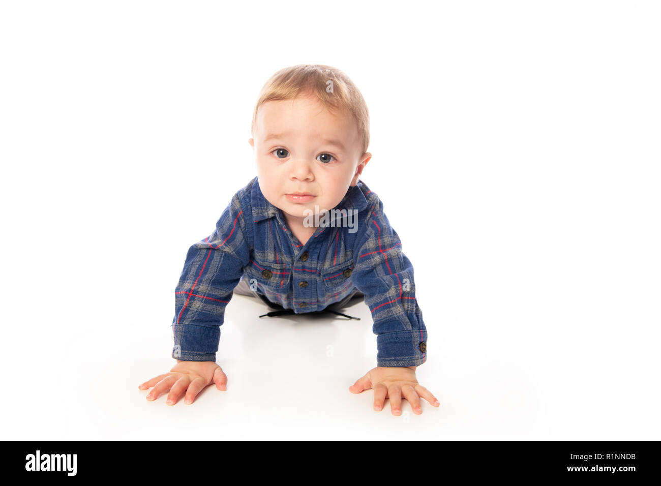 Un mignon petit garçon isolé sur le fond blanc. Banque D'Images