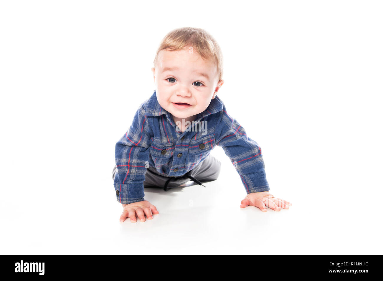 Un mignon petit bébé garçon isolé sur le fond blanc. Banque D'Images