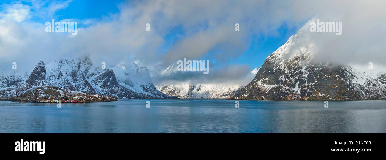 Norwegian fjord et montagne en hiver. Les îles Lofoten, Norvège Banque D'Images