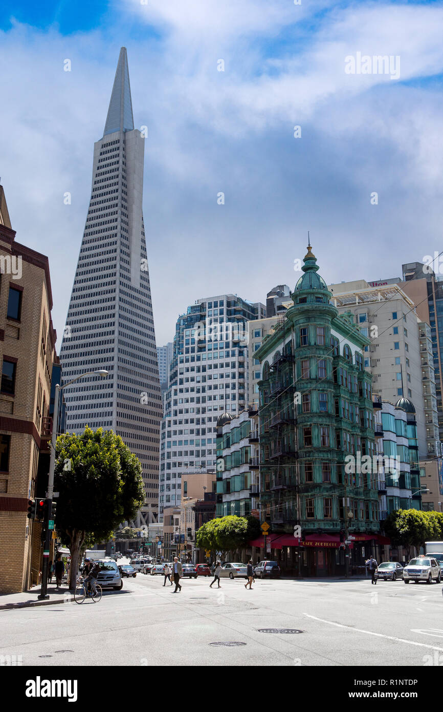 San Francisco, Californie / USA - 4/20/2015 : les piétons qui traversent en face de la Transamerica Pyramid & Zootrope Cafe Banque D'Images