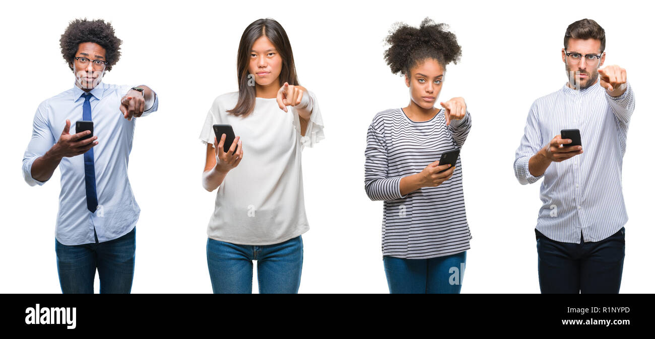 Collage de personnes sms envoi du message à l'aide de blackberry sur fond isolé pointant avec le doigt à la caméra et à la main, vous, signe positif Banque D'Images